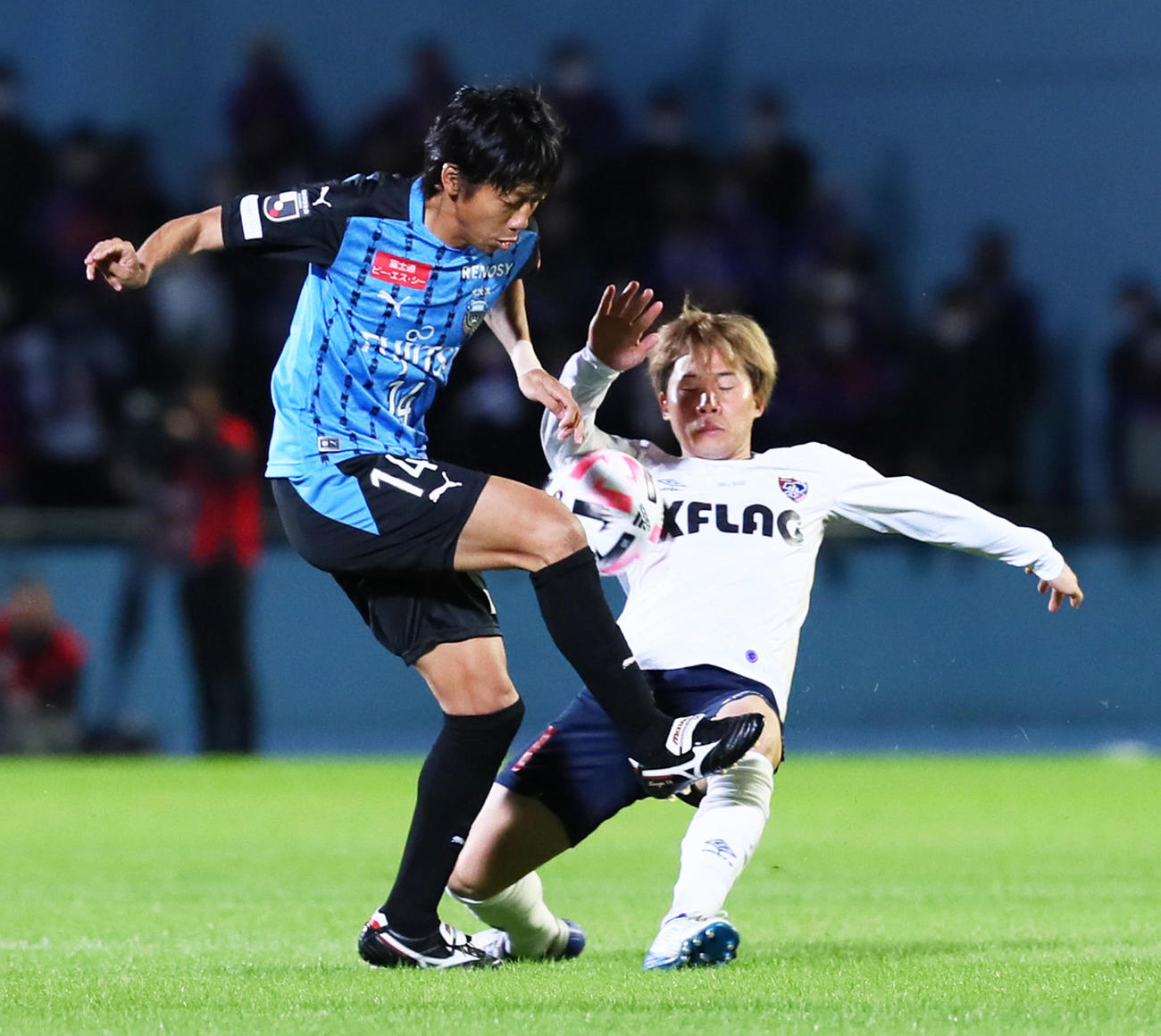 川崎F対東京　前半、競り合う川崎F・MF中村（左）と東京MF安部（撮影・足立雅史）