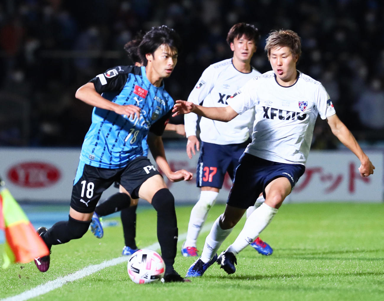 川崎F対東京　前半、競り合う川崎F・MF三笘（左）と東京MF三田（撮影・足立雅史）