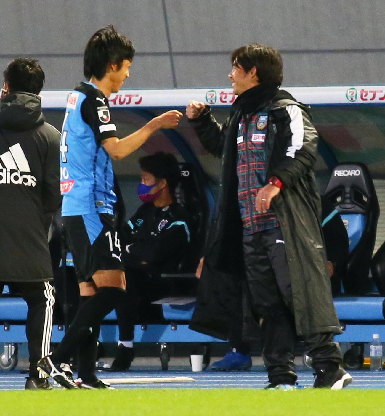 川崎F対東京　後半、交代した川崎F・MF中村（左）は鬼木監督と笑顔でタッチを交わす（撮影・足立雅史）