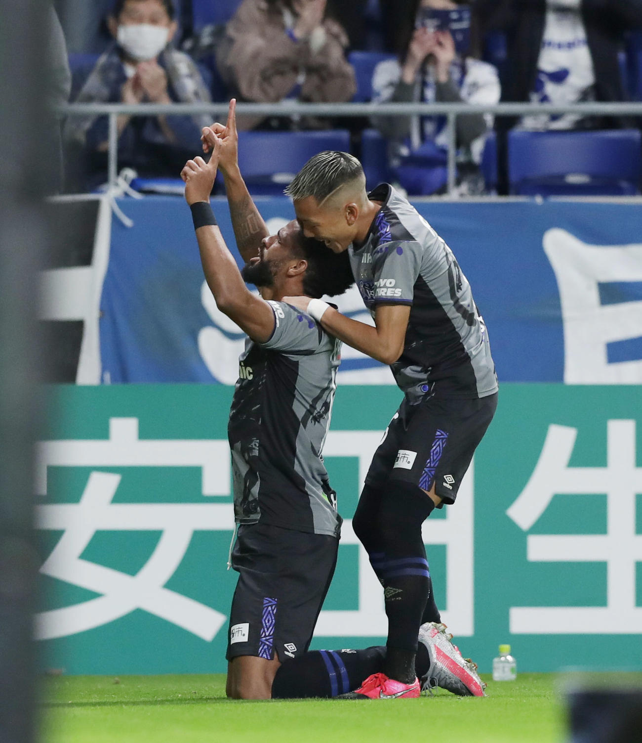 G大阪対札幌　後半、勝ち越しゴールを決め喜ぶG大阪FWパトリック。右は祝福するMF井手口（撮影・前田充）