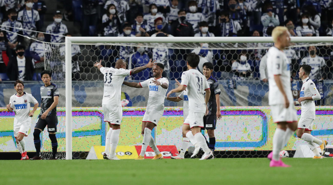 前半、先制ゴールを決め喜ぶ札幌FWドウグラス（左から3人目）ら札幌イレブン（撮影・前田充）