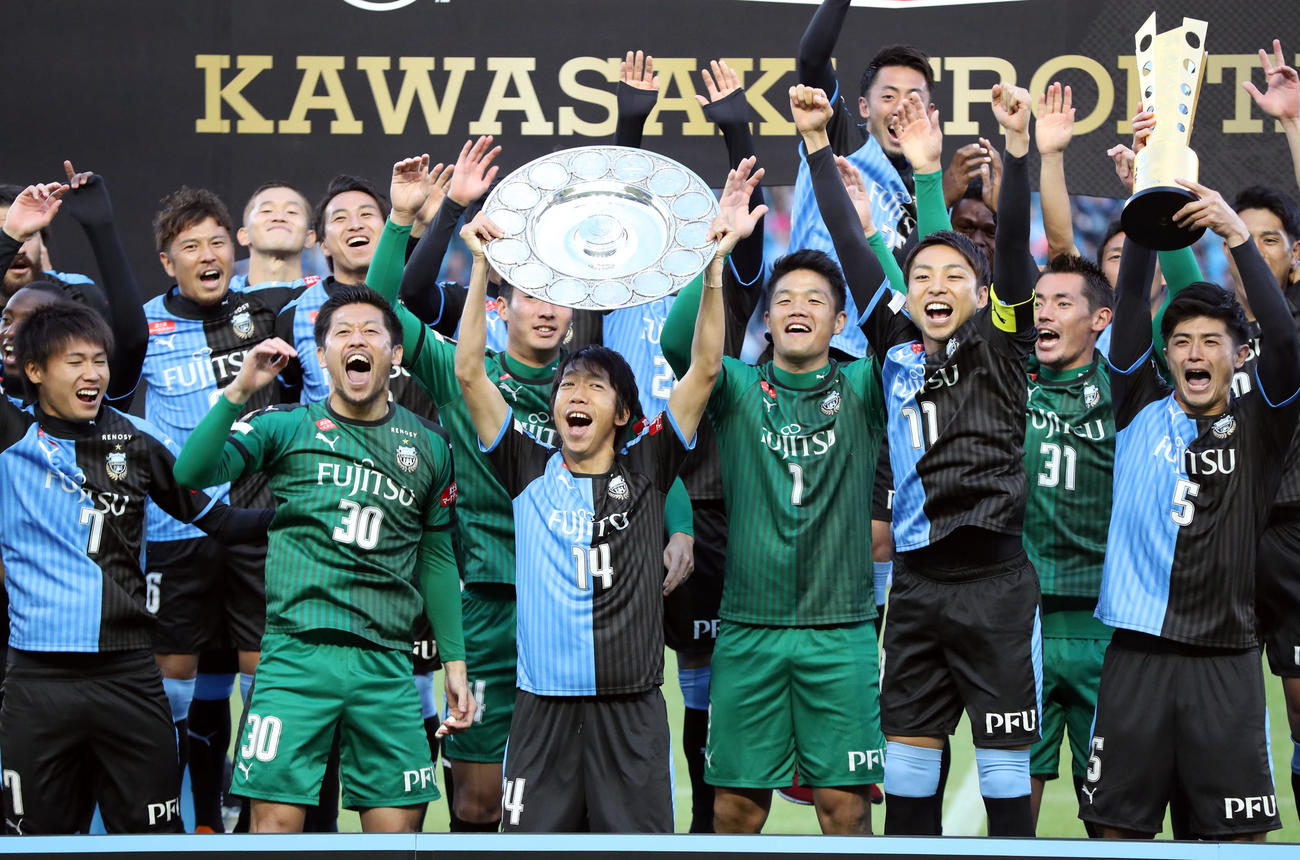 18年12月、優勝セレモニーでシャーレを掲げ喜びを爆発させるMF中村憲剛（前列中央）（撮影・狩俣裕三）