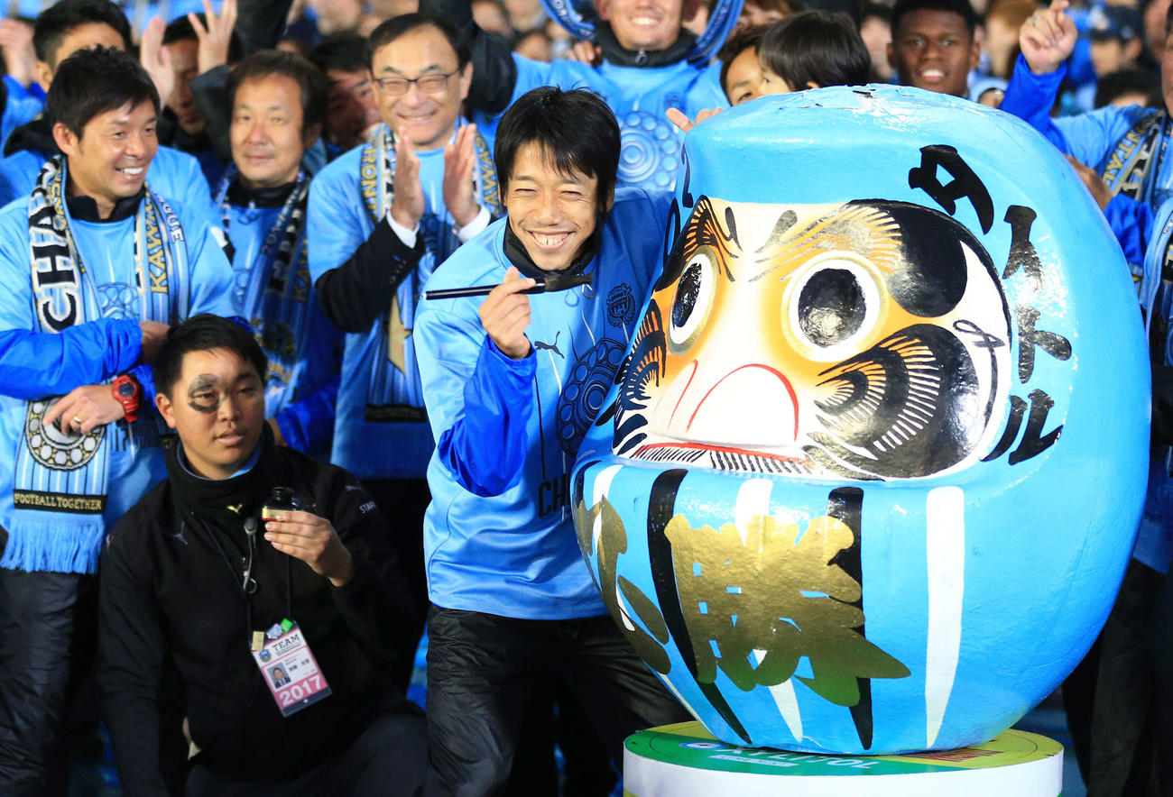 Jリーグ初優勝を決めダルマに目を入れ笑顔の川崎F中村（2017年12月2日撮影）