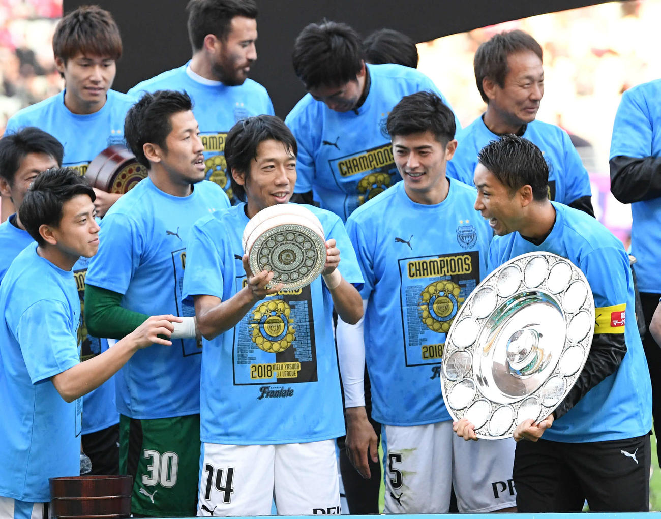 リーグ戦2連覇した川崎F・MF中村憲剛（前列中央）は優勝シャーレ（優勝皿）を手にするFW小林悠（同右端）に100万円の風呂桶を見せびらかす（2018年11月10日撮影）