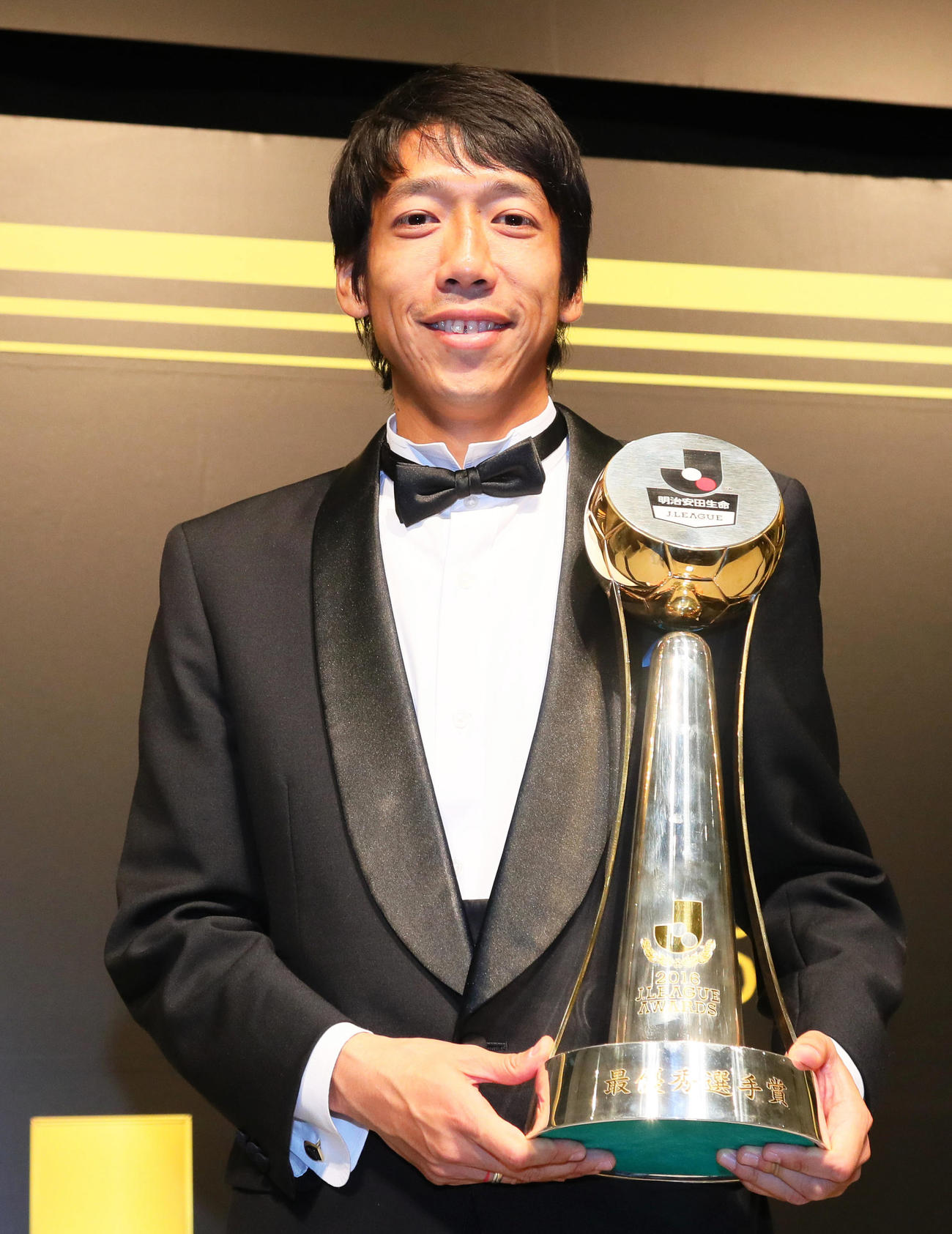 16年12月、Jリーグアウォーズで最優秀選手賞を受賞し笑顔
