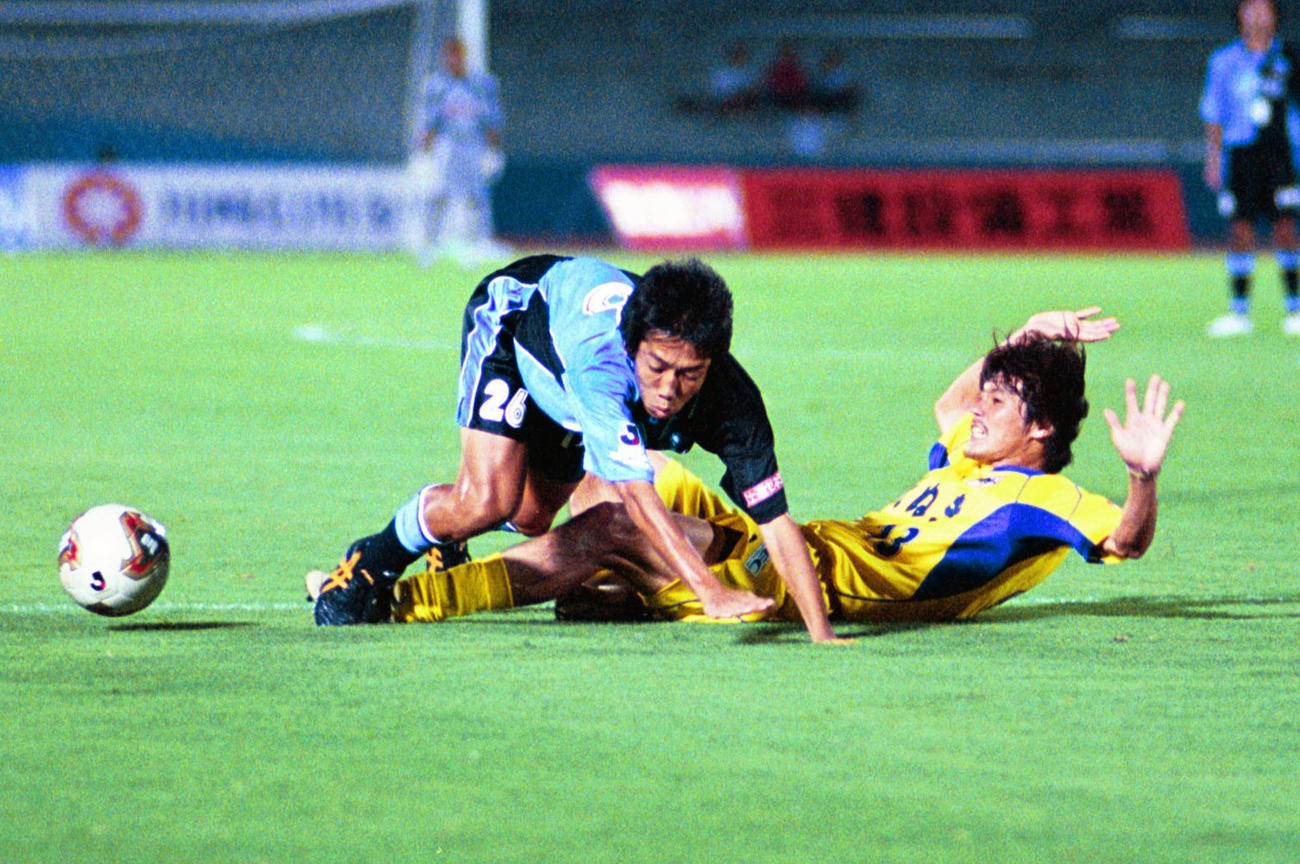 山形DF内山俊彦（右）にタックルされる川崎MF中村憲剛（2003年8月30日撮影）