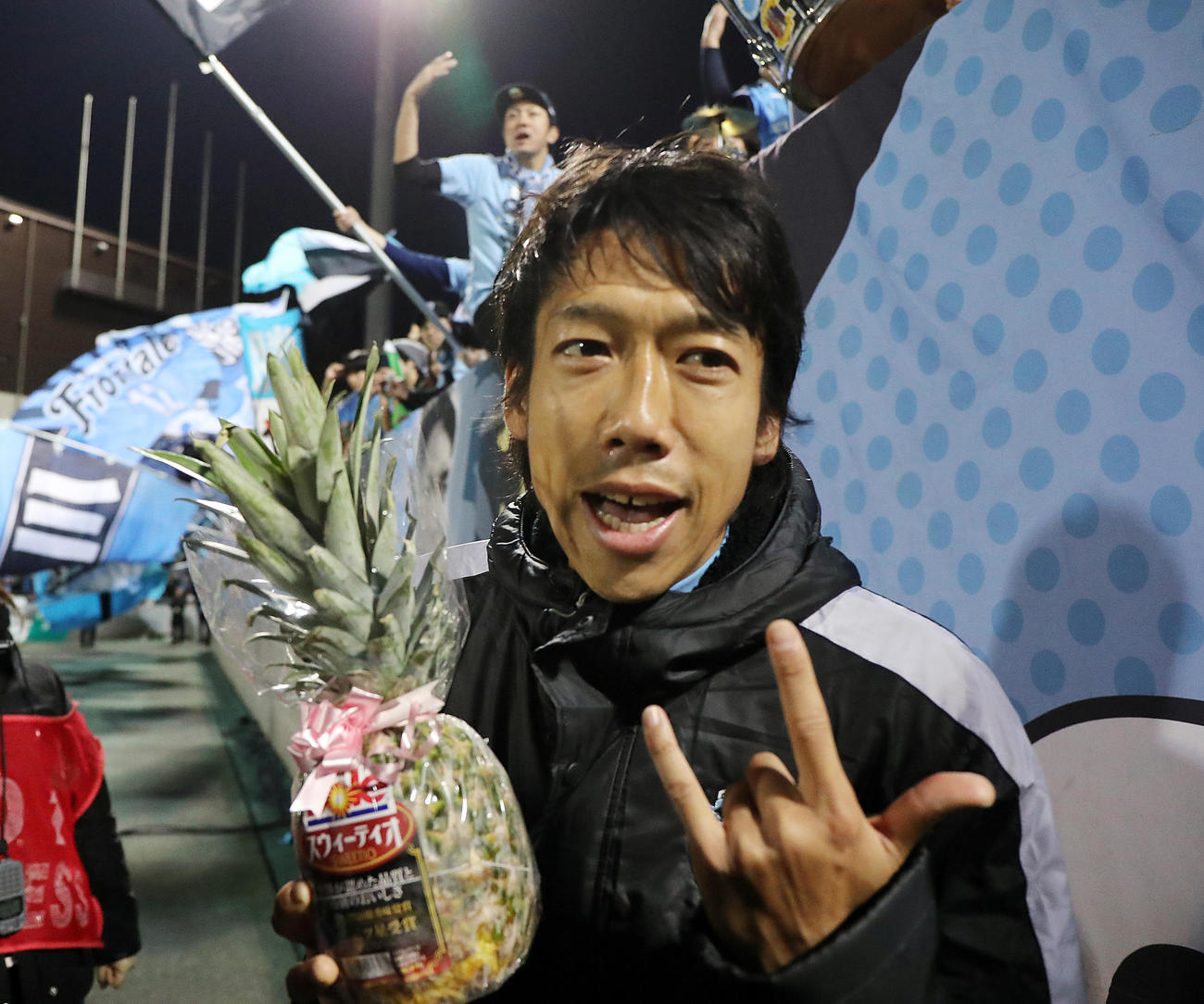 大宮対川崎F　開幕戦ゴールを決めた川崎FのMF中村はサポーターの前で「ジャスティス！」の新パフォーマンス（2017年2月25日撮影）