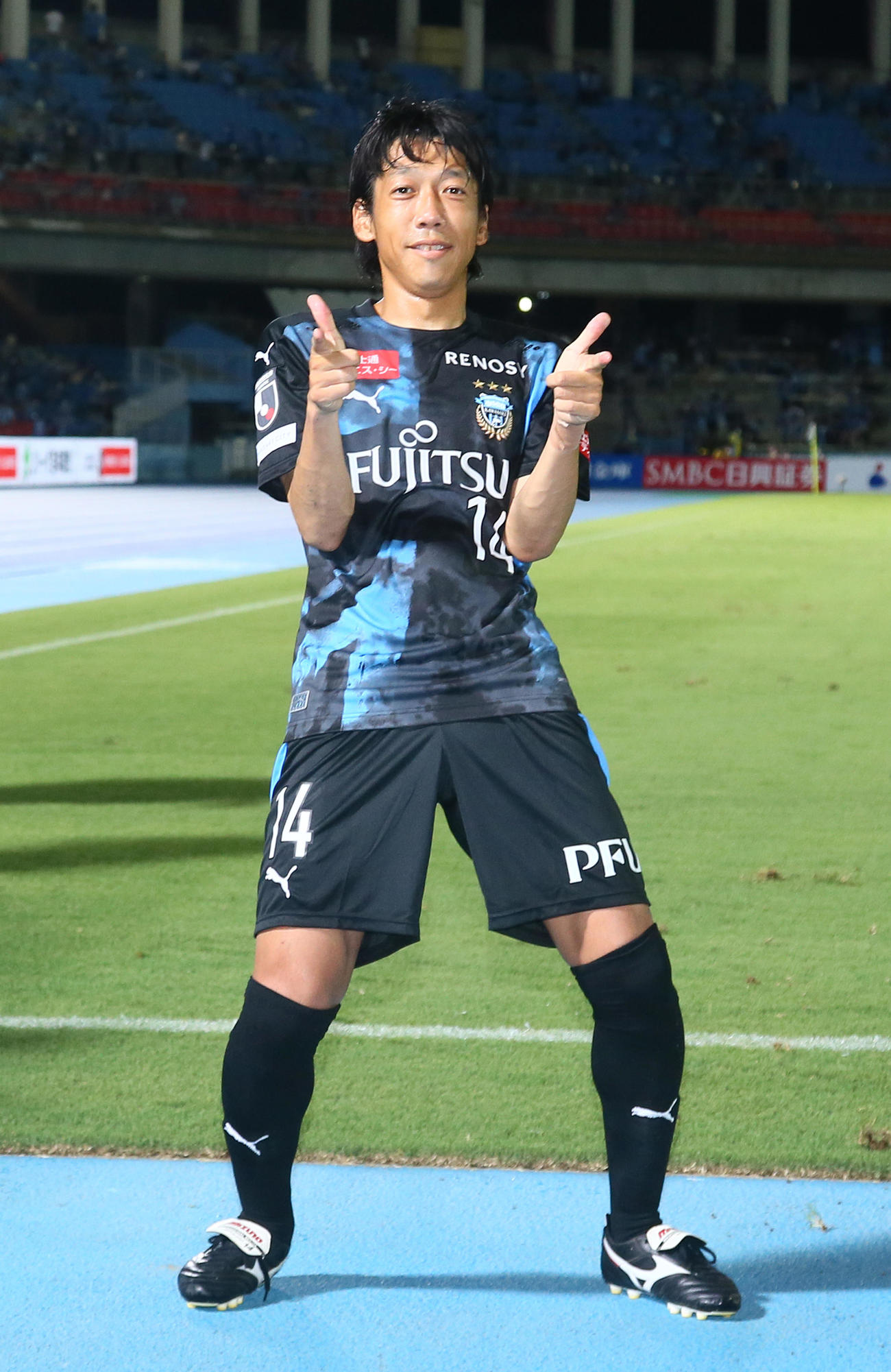 ダンディ坂野の「ゲッツポーズ」を決める川崎F・MF中村（2020年8月29日撮影）