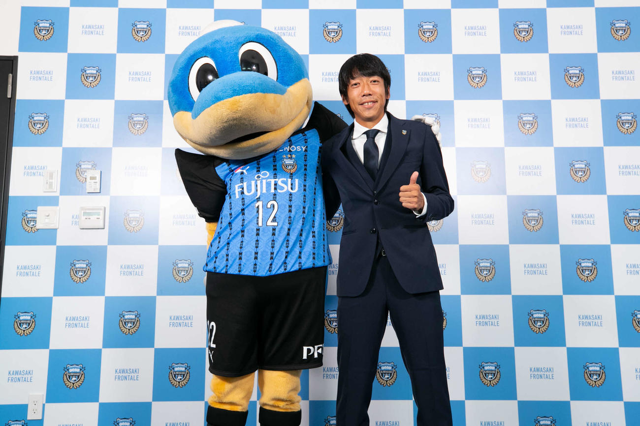 引退を発表した記者会見後、マスコットのふろん太と記念撮影する、川崎フロンターレMF中村憲剛（C）KAWASAKI　FRONTALE