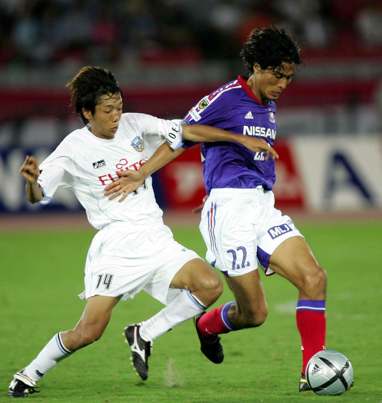 ボールを奪い合う横浜DF中沢佑二（右）と川崎F中村憲剛（05年8月24日撮影）