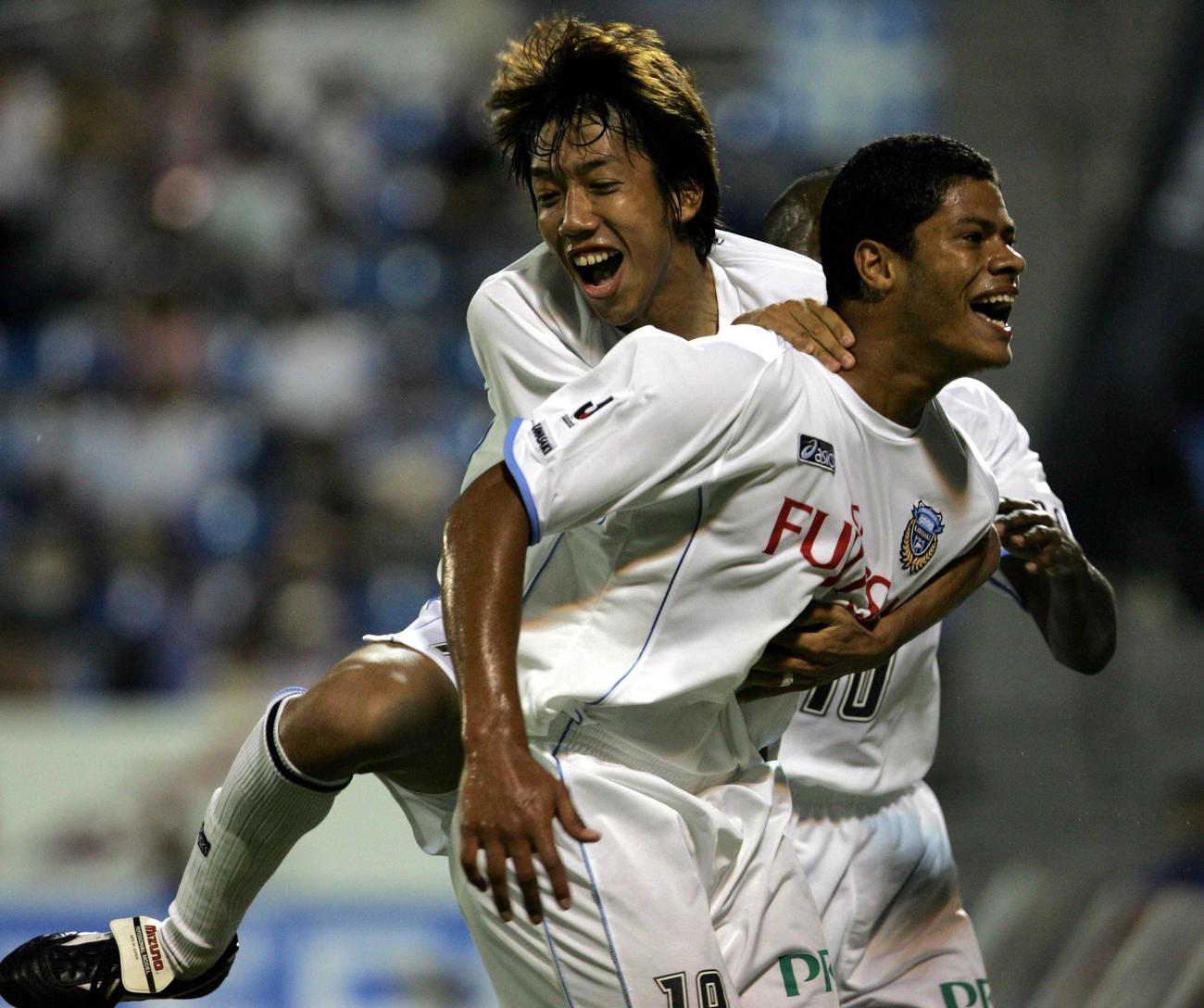 リーグ戦初ゴールを決め喜ぶ川崎Fのフッキ（右）と祝福する中村憲剛（05年7月2日撮影）