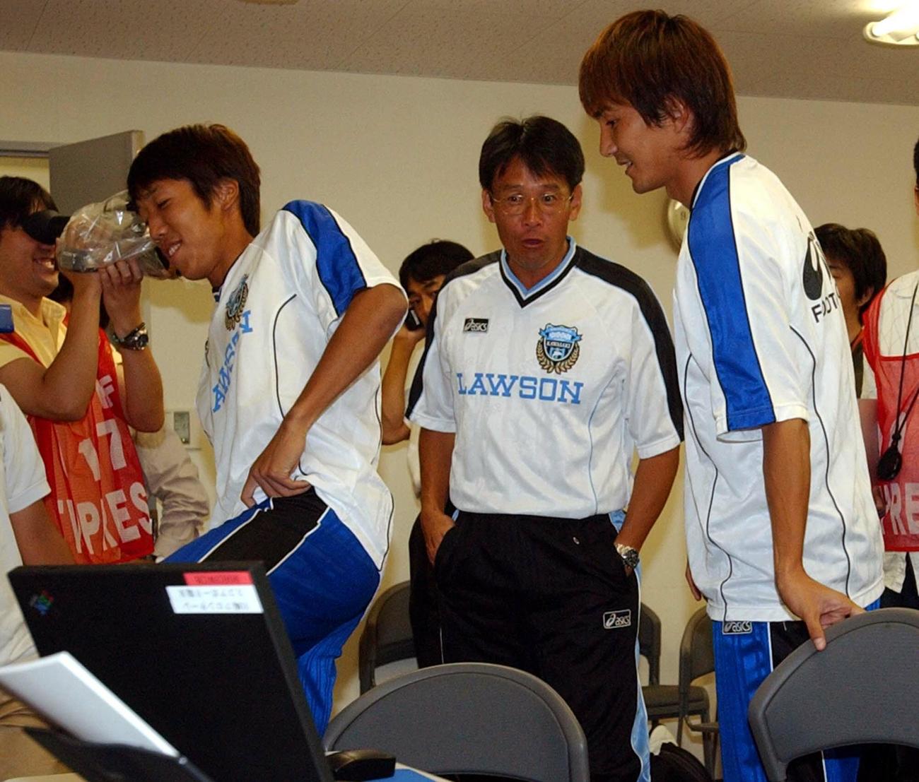 苦笑いを浮かべ席を立つ左から中村憲剛、関塚隆監督、伊藤宏樹（04年撮影）