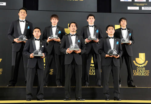 ベストイレブンに選出され記念撮影に納まる選手たち。前列左から札幌MFチャナティップ、川崎F・MF家長、MF大島、後列左から川崎F・GKチョン、DF車屋、DF谷口、MF中村（2018年12月18日撮影）