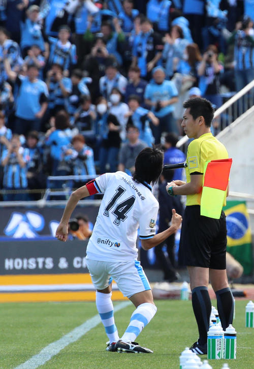 先制ゴールを決めた川崎F・MF中村はサポーターに向かって会心のポーズ（2016年3月19日撮影）