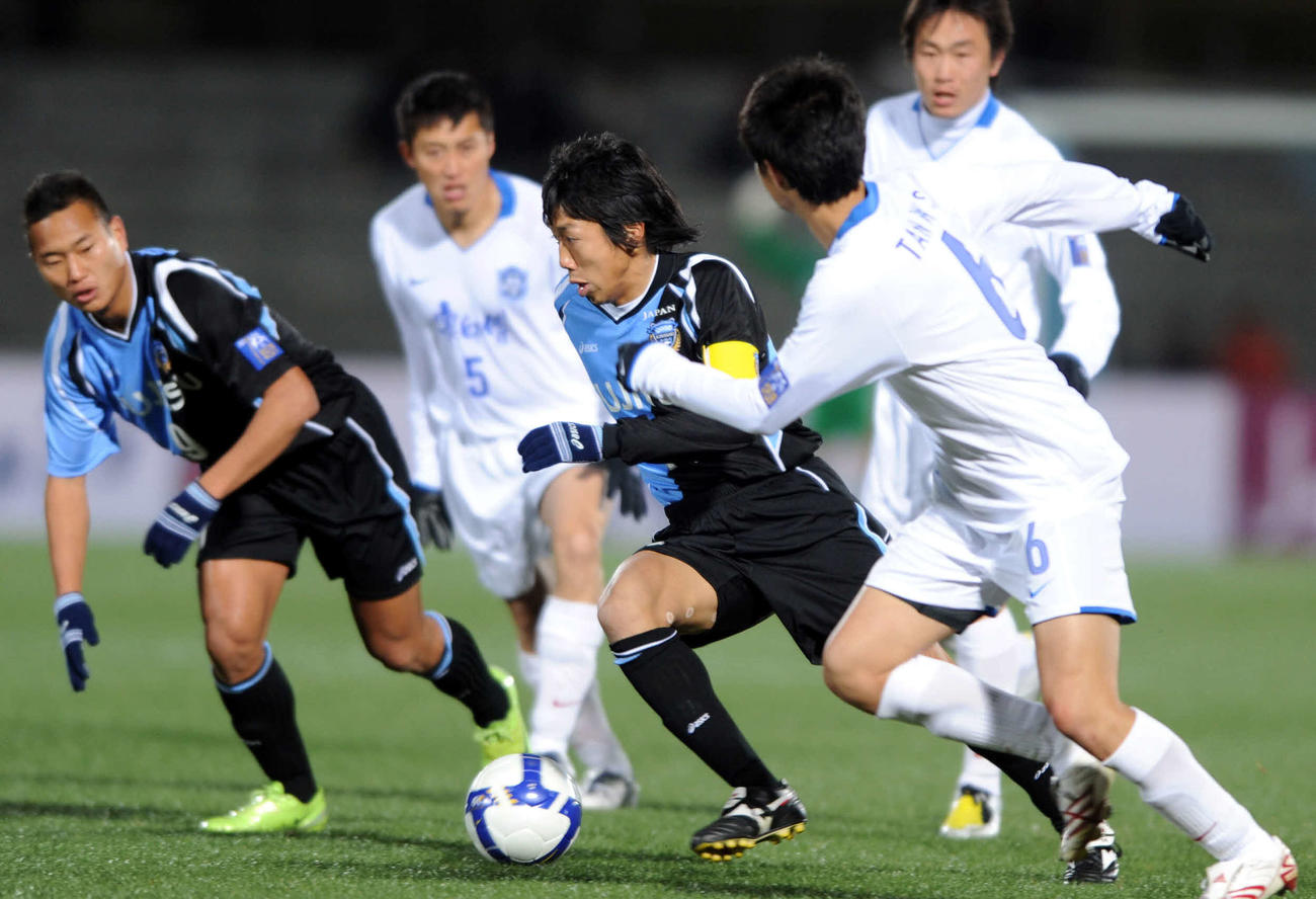 09年3月11日、ACL1次リーグH組　川崎F対天津　後半、ドリブルでゴール前に切り込むMF中村憲剛。左はFW鄭大世
