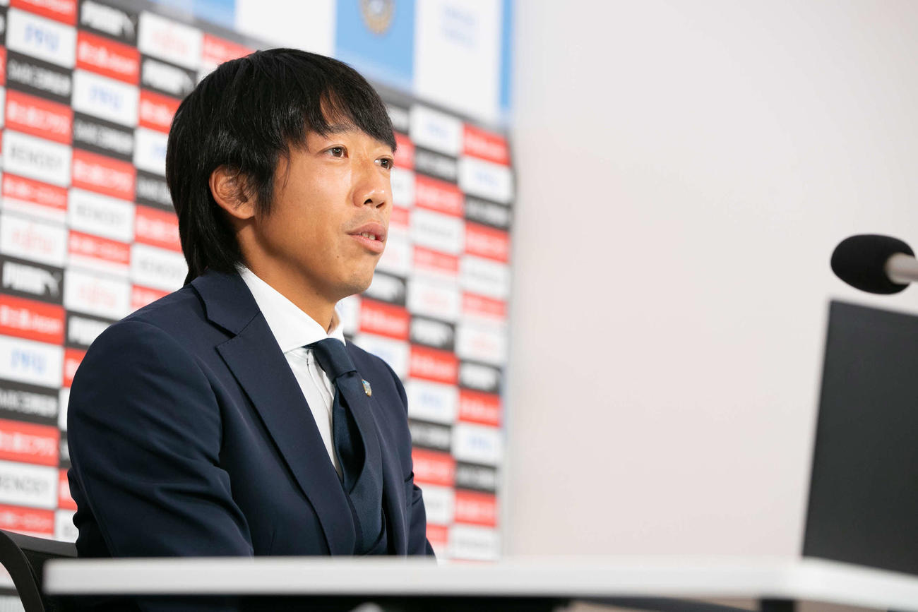 クラブ公式YouTubeチャンネルで引退を発表し、会見に臨む川崎F・MF中村憲剛（C）KAWASAKI　FRONTALE