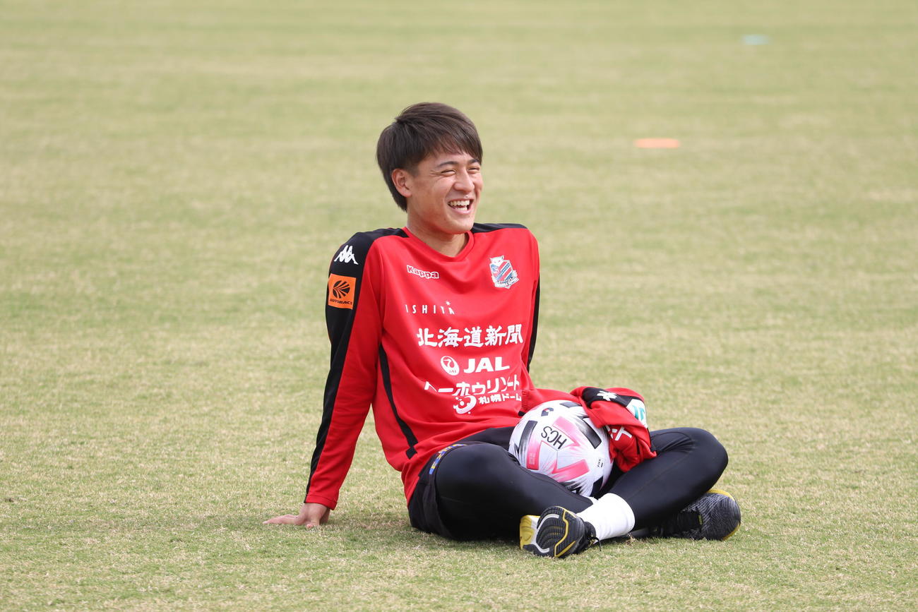 リラックスした表情で練習する札幌MF高嶺（クラブ提供）