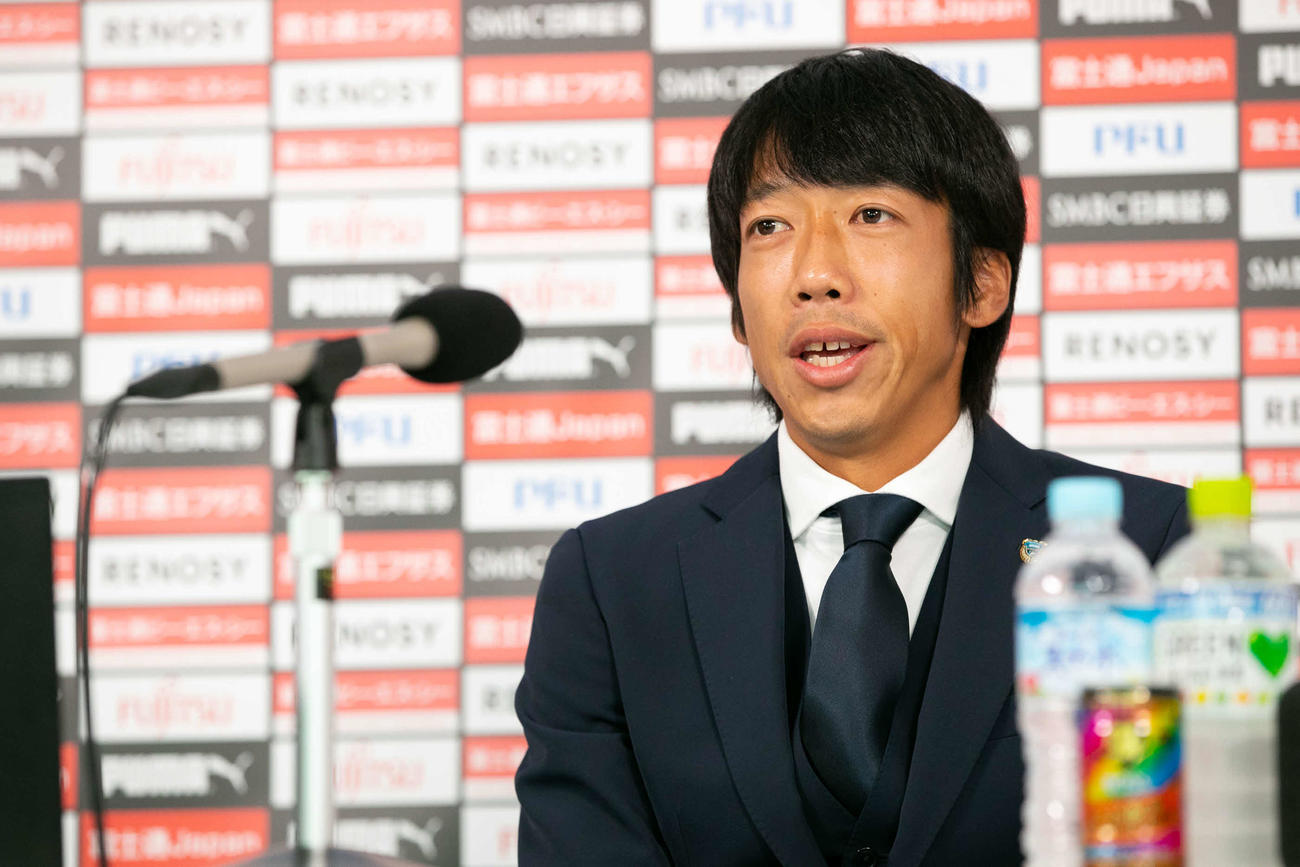 クラブ公式YouTubeチャンネルで引退を発表し、会見に臨む川崎F・MF中村コピーライトKAWASAKI　FRONTALE