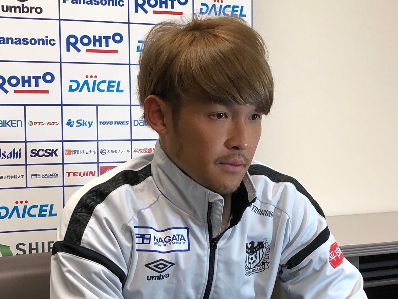 取材対応するG大阪FW宇佐美（C）GAMBAOSAKA