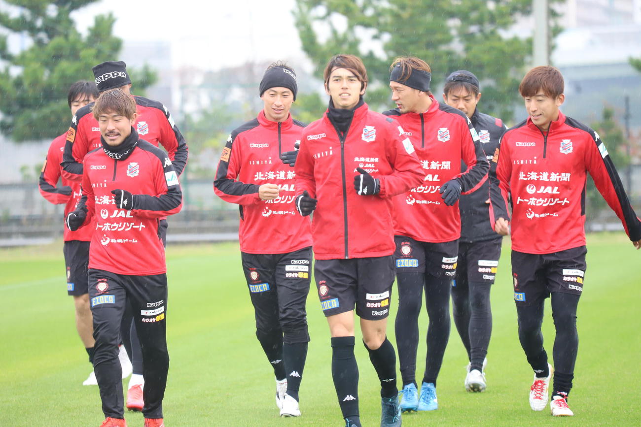川崎F戦に向けて前日練習を行う札幌の選手ら（クラブ提供）