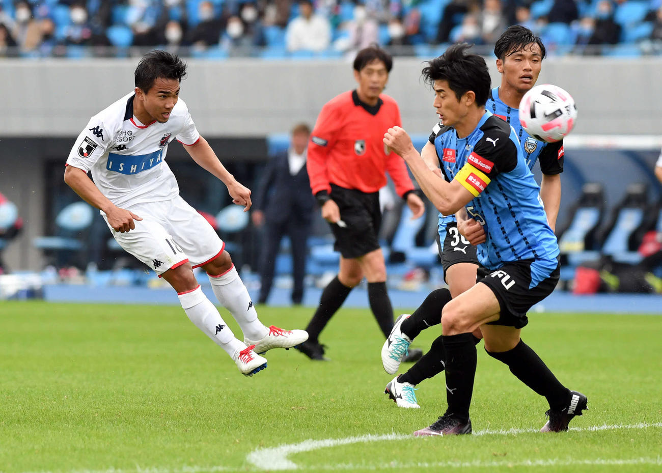 川崎F対札幌　前半、シュートを放つ札幌MFチャナティップ（奥）（撮影・滝沢徹郎）