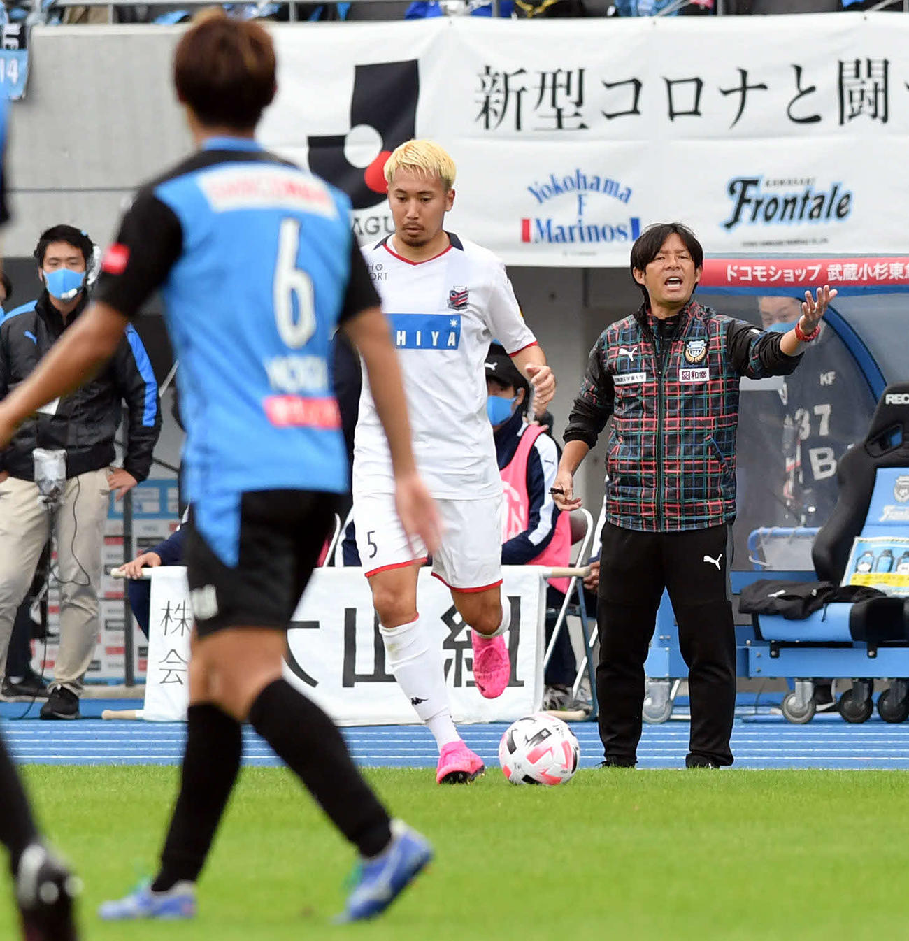 川崎F対札幌　前半、指示を出す川崎F鬼木監督（奥右）（撮影・滝沢徹郎）