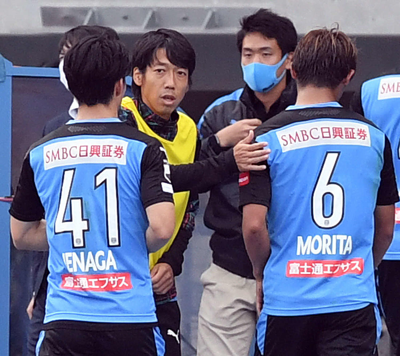 川崎F対札幌　前半を終えイレブンを出迎える川崎F・MF中村（奥左）（撮影・滝沢徹郎）
