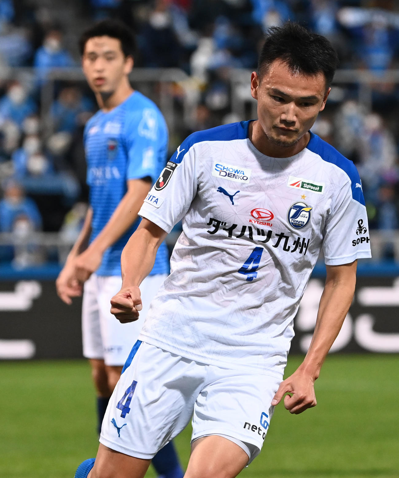 横浜FC対大分　前半、ヘディングシュートを決めて右手を握りしまえる大分MF島川（撮影・山崎安昭）