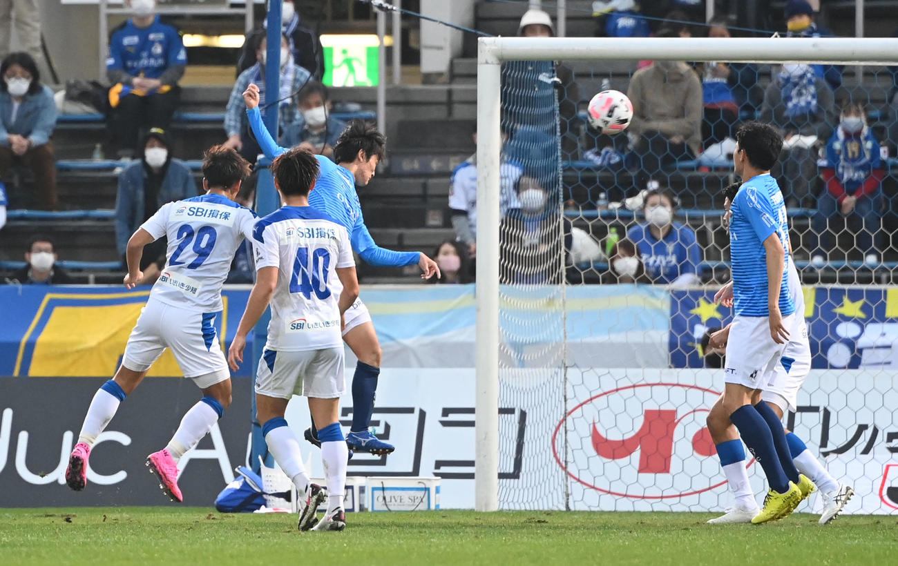 横浜FC対大分　前半、ヘディングシュートを決める横浜FC・FW斎藤（左から3人目）（撮影・山崎安昭）
