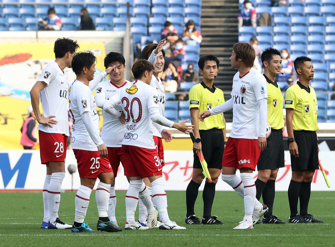 横浜対鹿島　勝利し喜ぶ鹿島の選手たち（撮影・鈴木正人）