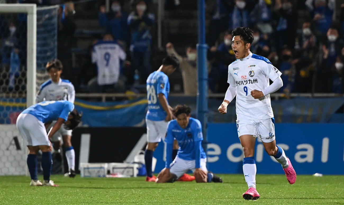 横浜FC対大分　後半、同点ゴールを決めて雄たけびを上げる大分FW知念（右）（撮影・山崎安昭）