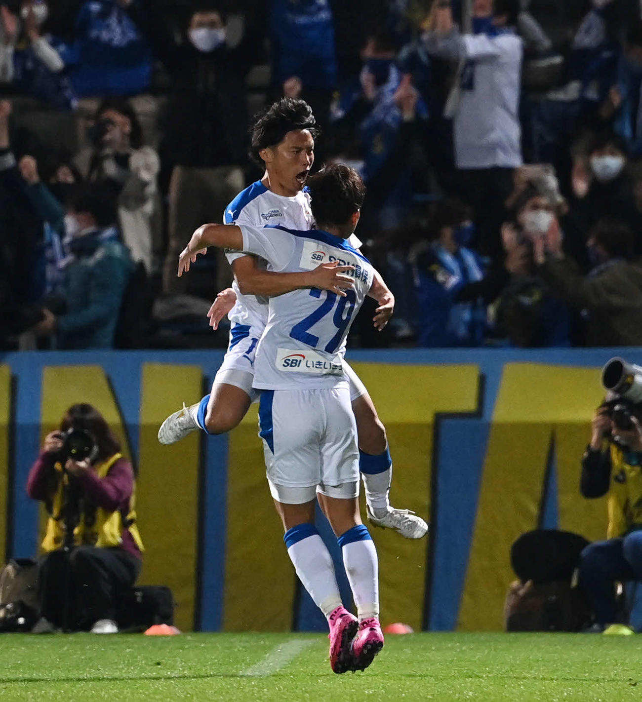 横浜FC対大分　後半、勝ち越し点を決めた大分FW田中達（上）はチームメートに抱きついて喜ぶ（撮影・山崎安昭）