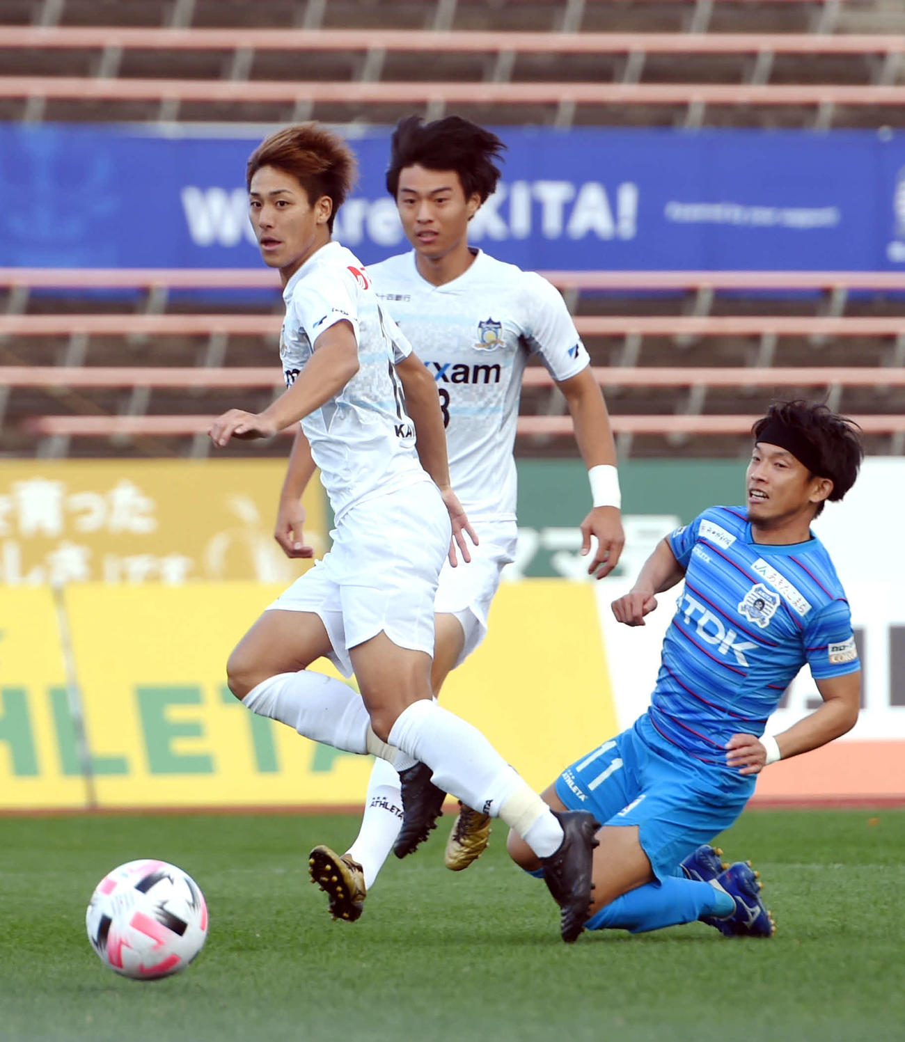 秋田対讃岐　前半1分、先制点を奪う秋田MF久富（右）（撮影・相沢孔志）