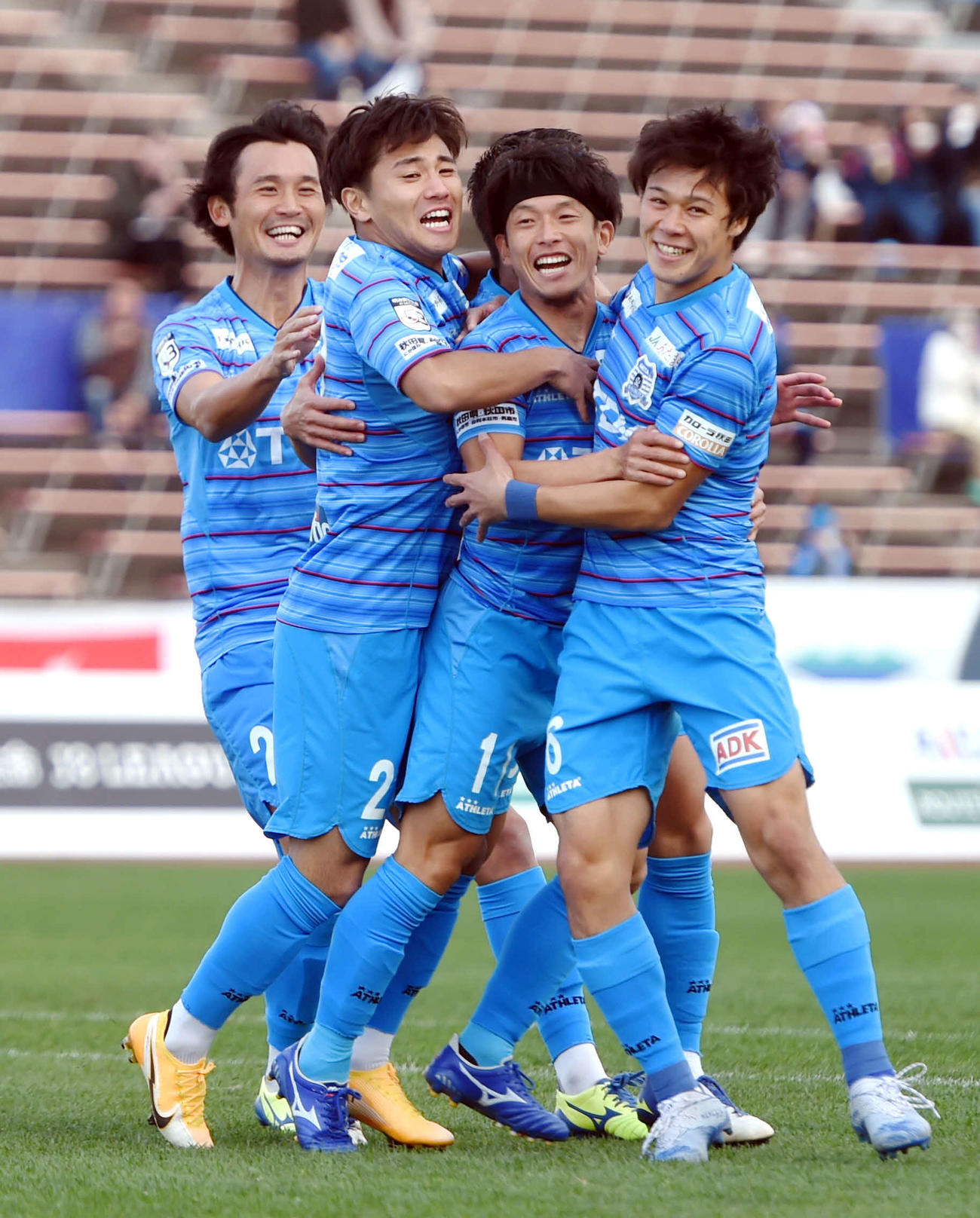 秋田対讃岐　前半1分、MF久富（左から3人目）が先制点を奪い、歓喜する秋田の選手たち（撮影・相沢孔志）