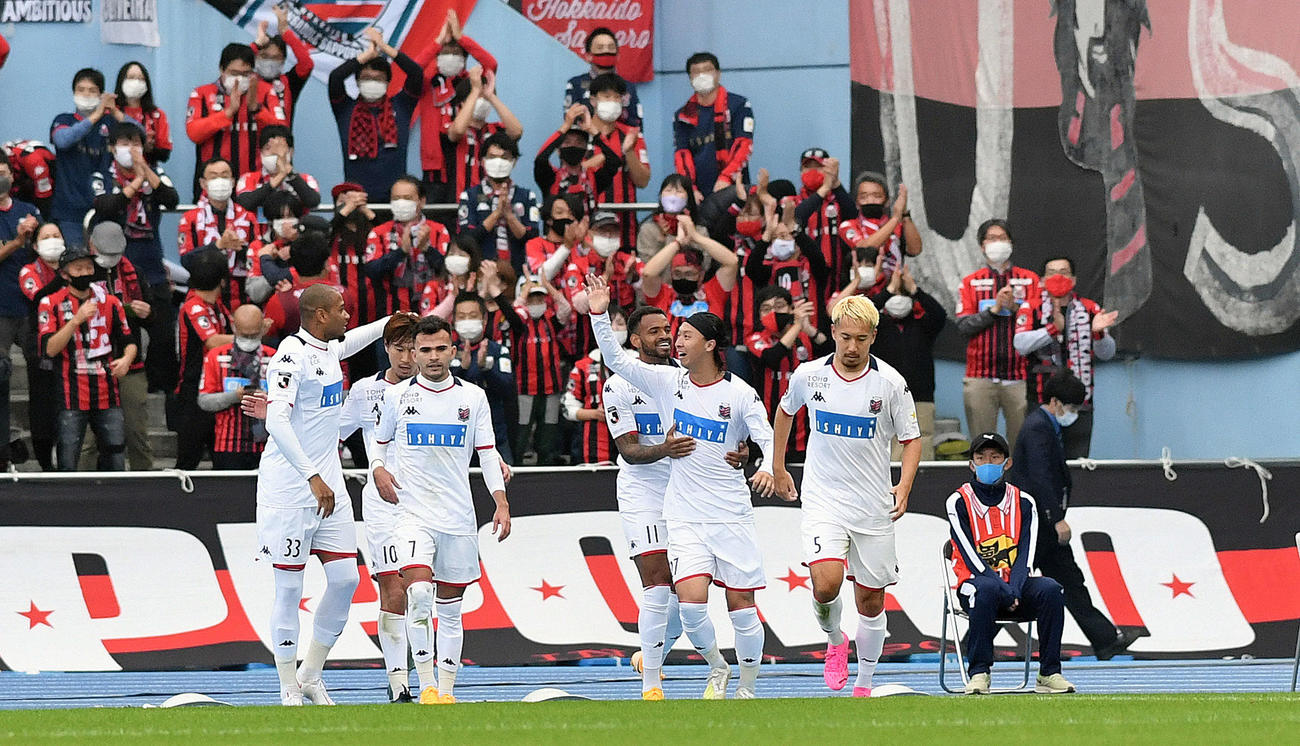 川崎F対札幌　後半、追加点を挙げイレブンから祝福される札幌MF荒野（右から2人目）（撮影・滝沢徹郎）