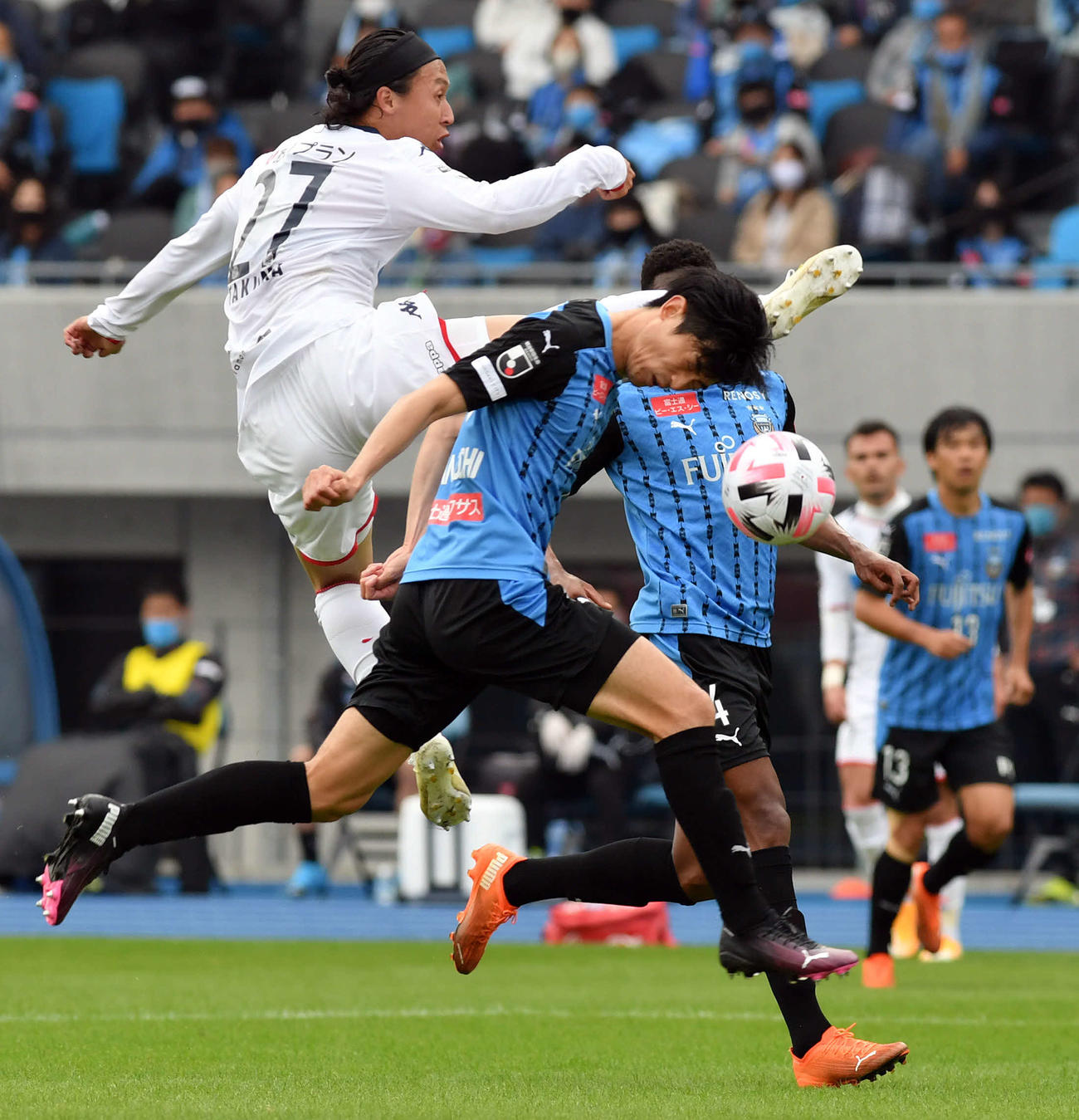 川崎F対札幌　前半、シュートを放つ札幌MF荒野（左）。手前右は川崎F・DF谷口（撮影・滝沢徹郎）