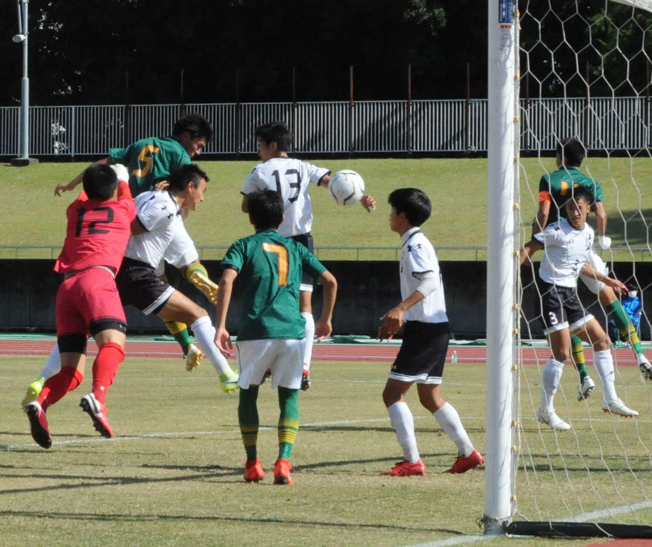 後半7分、ヘディングでシュートを決める静岡学園の田辺（左奥、背番5）