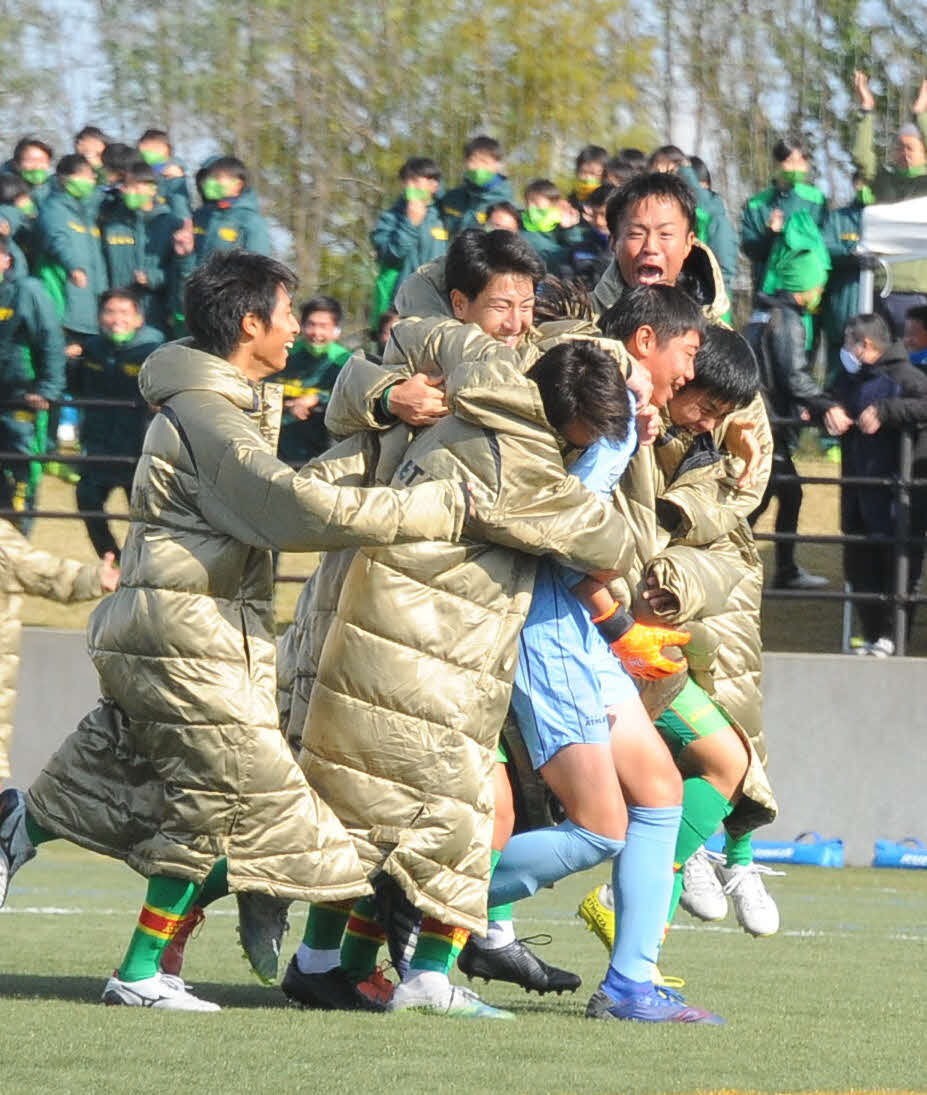 勝利の瞬間、GK佐藤に駆け寄る帝京長岡イレブン