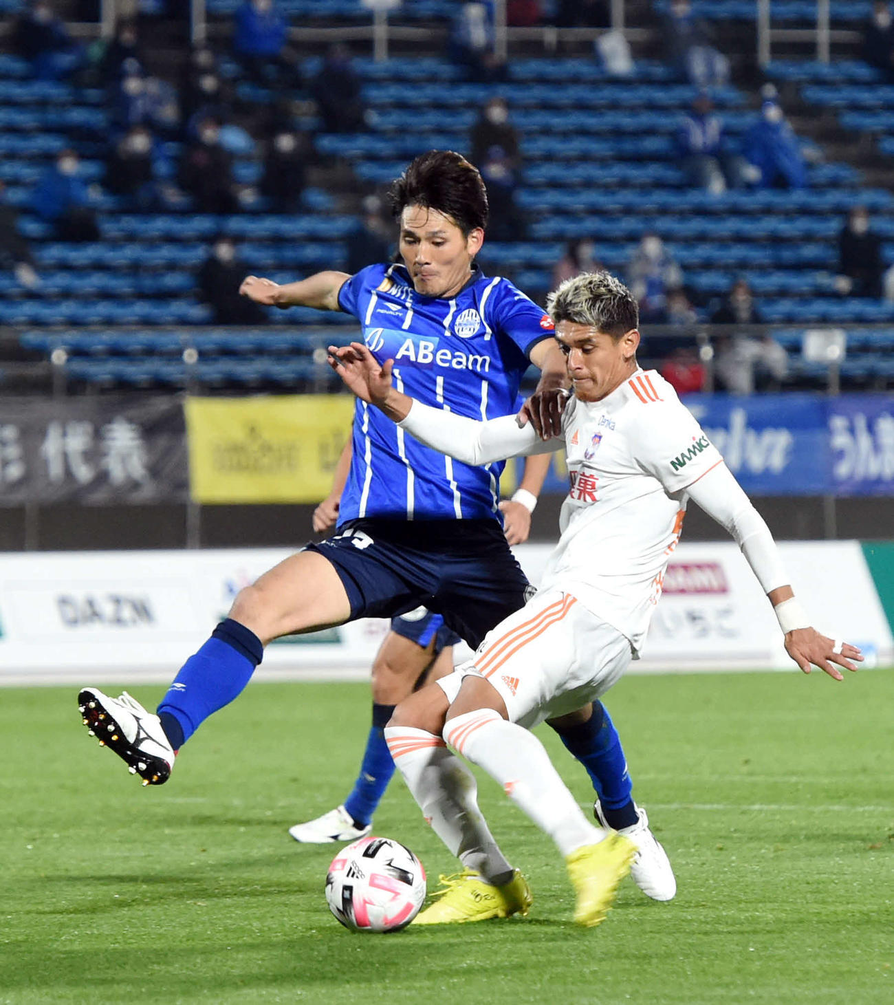 前半35分、2点目のゴールを決める新潟MFロメロ・フランク（右）