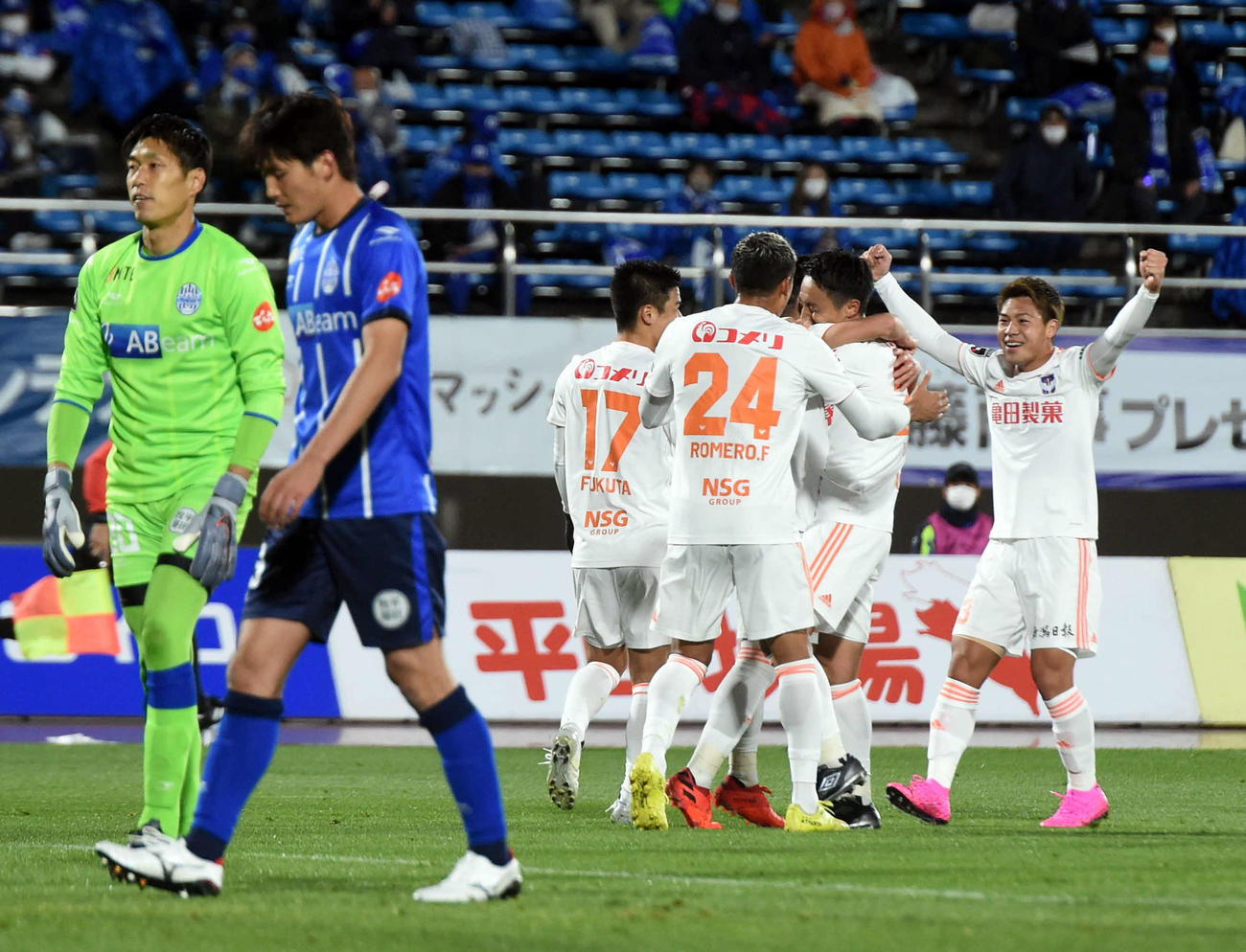 前半18分、先制ゴールのFW矢村を囲み、喜び合う新潟イレブン