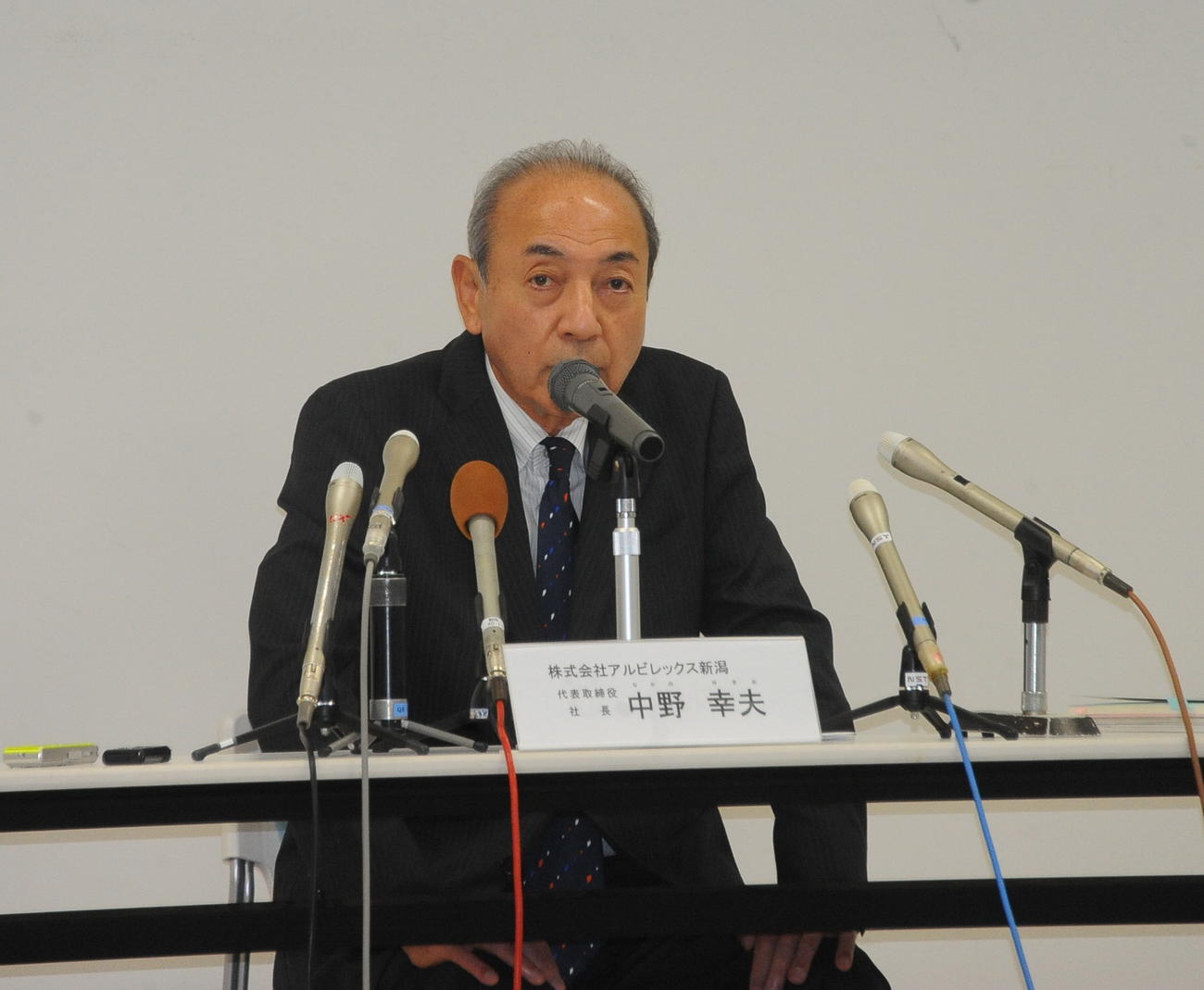 代表取締役社長に就任する中野氏は会見に臨む