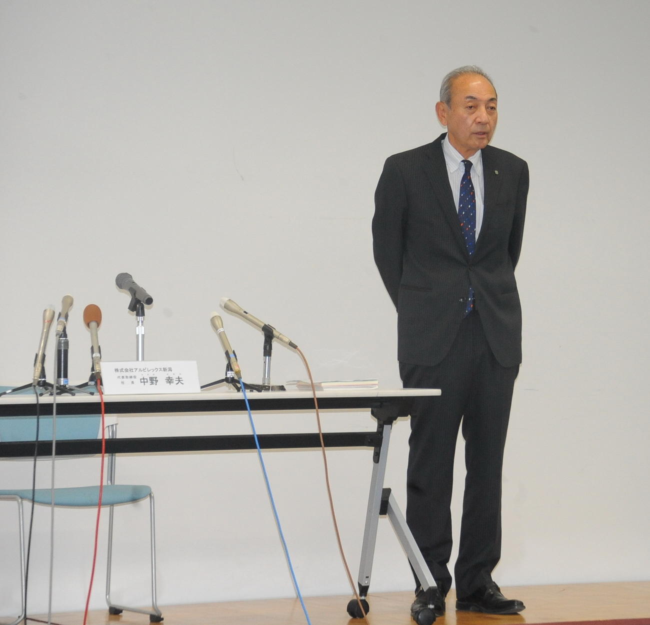 代表取締役社長に就任する中野氏が会見を開く