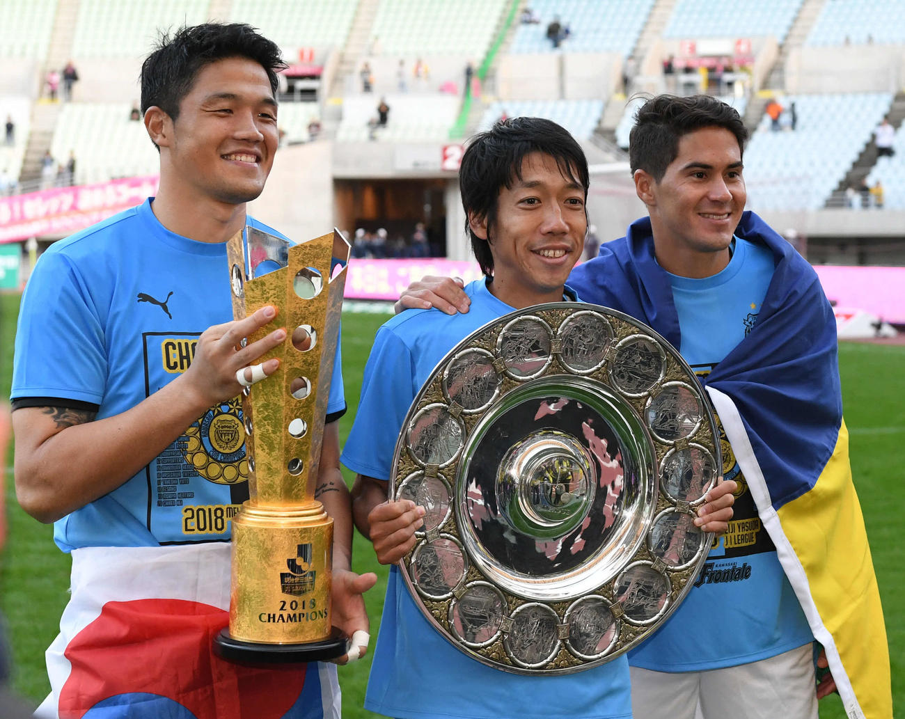 川崎F中村憲剛（中央）はGKチョン・ソンリョン（左）とエウシーニョと記念撮影（2018年11月10日撮影）