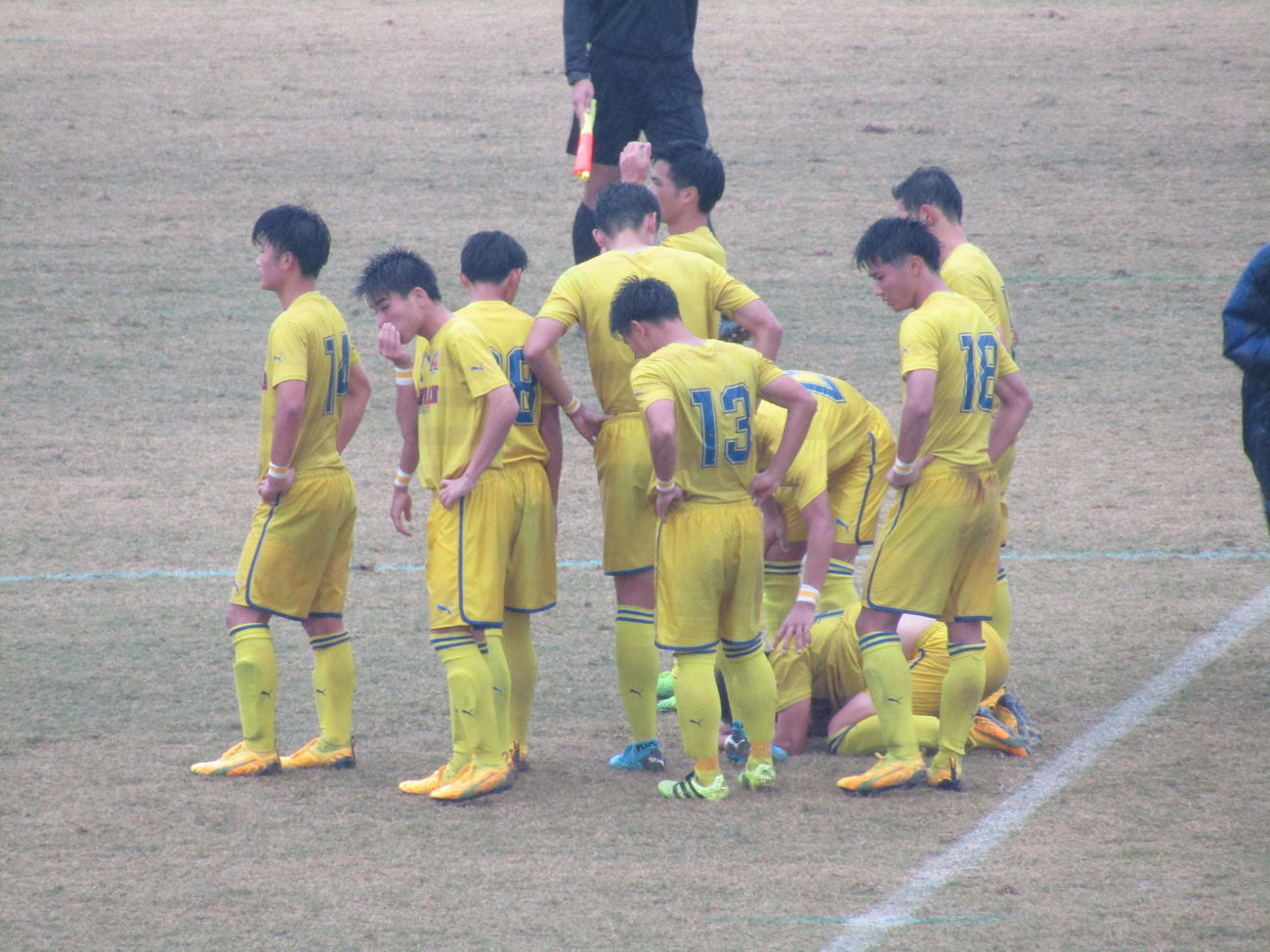 PK戦で優勝を逃し、肩を落とす立正大淞南イレブン（撮影・佐藤あすみ）