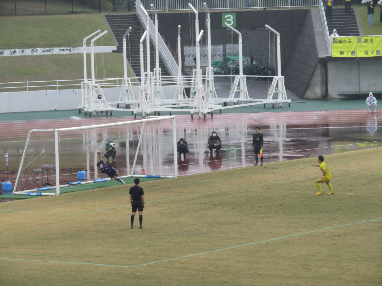 立正大淞南のDF松村のPKを止める大社GK飯塚（撮影・佐藤あすみ）