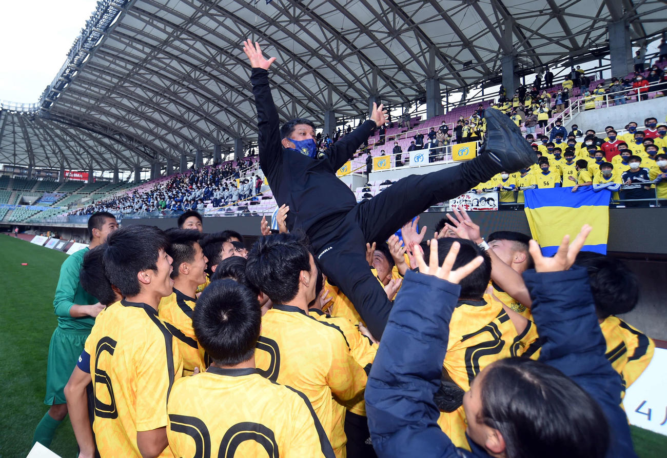 聖和学園対仙台育英　選手たちに胴上げをされる仙台育英・城福監督（撮影・相沢孔志）