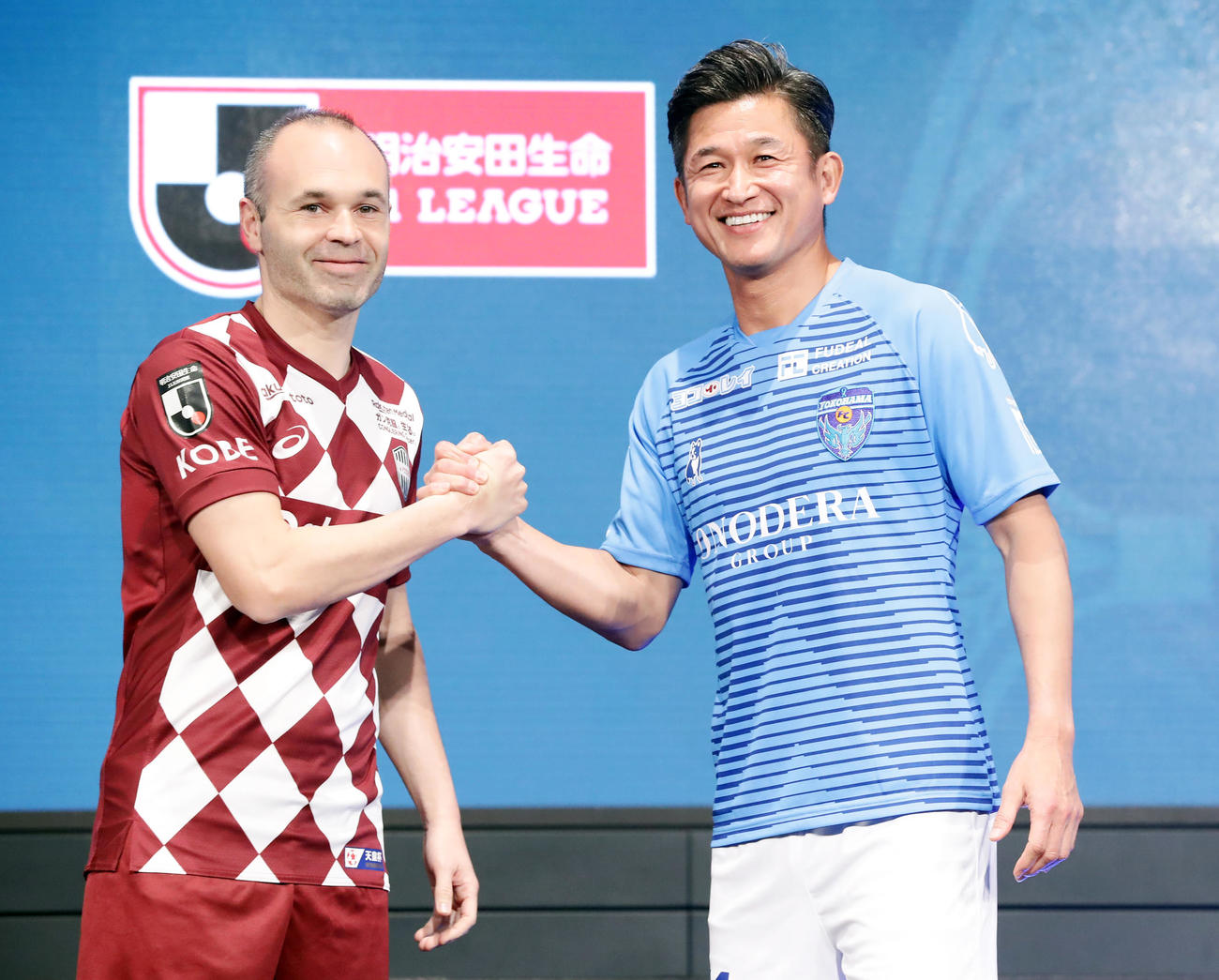 20年2月14日、Jリーグキックオフカンファレンスで神戸MFイニエスタ（左）と横浜FC・FW三浦は笑顔で握手