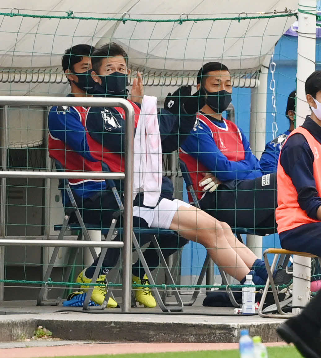 横浜FC対神戸　前半、ベンチで応援する横浜FCカズ（手前）（撮影・山崎安昭）
