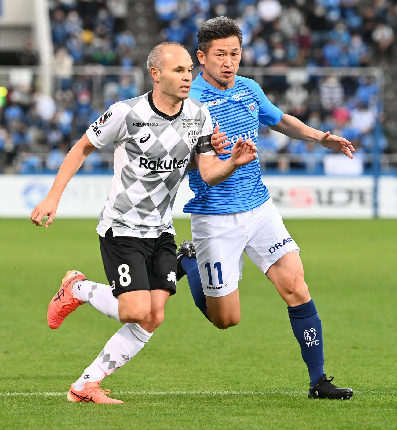 横浜FC対神戸　後半、横浜FC・FWカズは神戸MFイニエスタをマーク（撮影・山崎安昭）