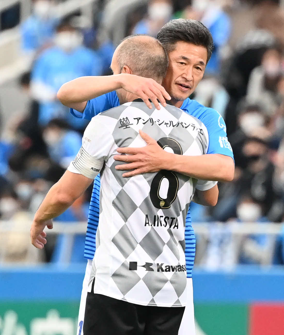 横浜FC対神戸　逆転勝ちした横浜FC・FWカズは神戸MFイニエスタと抱擁（撮影・山崎安昭）